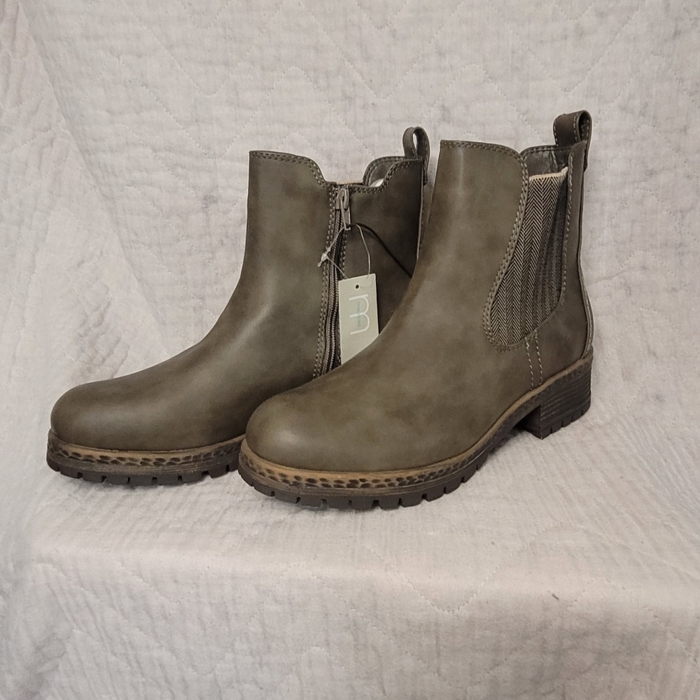 BRAND NEW Grey sip up boots